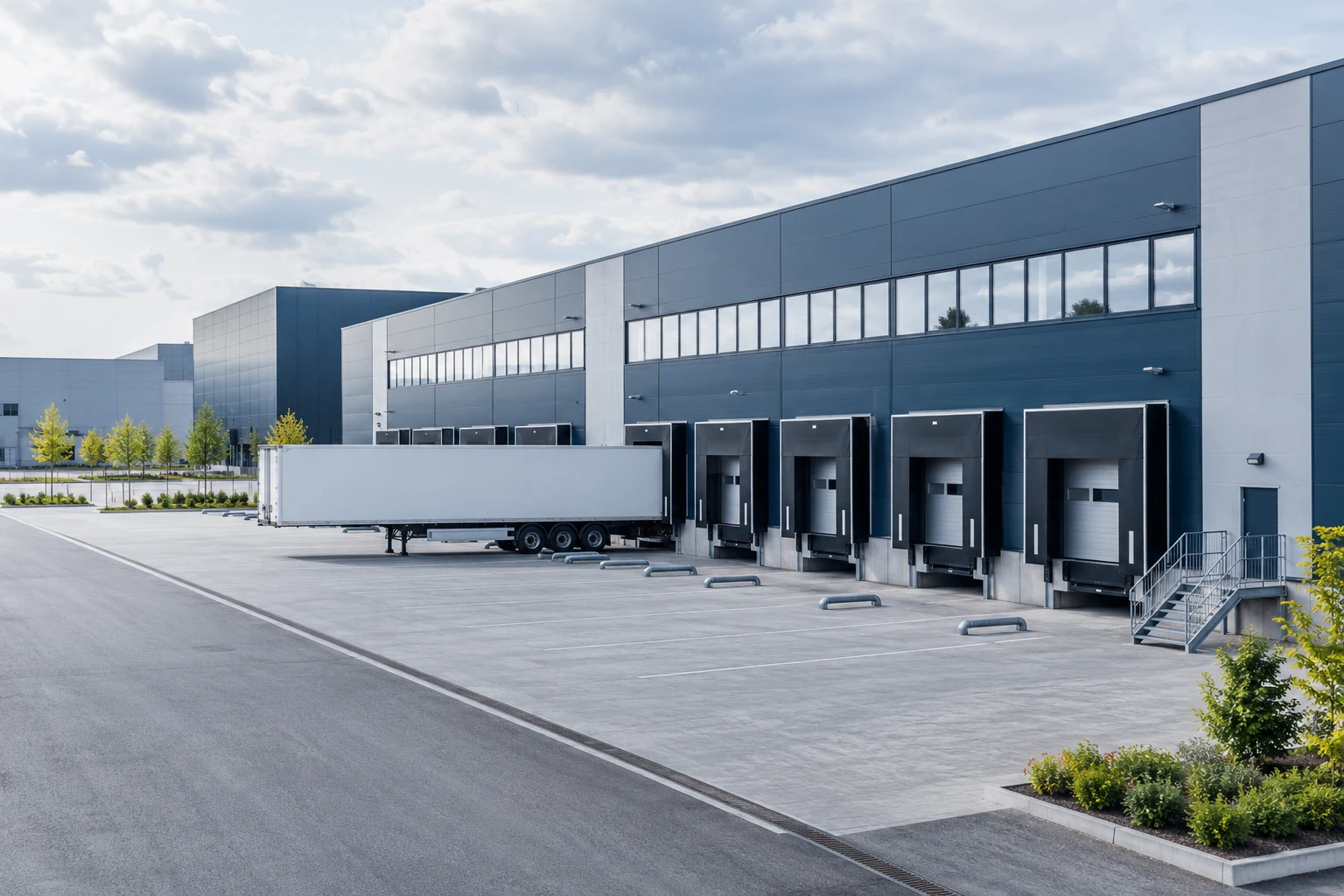 Moderne Logistikhalle mit geordnetem Ladebereich als Illustration eines betrieblichen Arbeitsumfelds